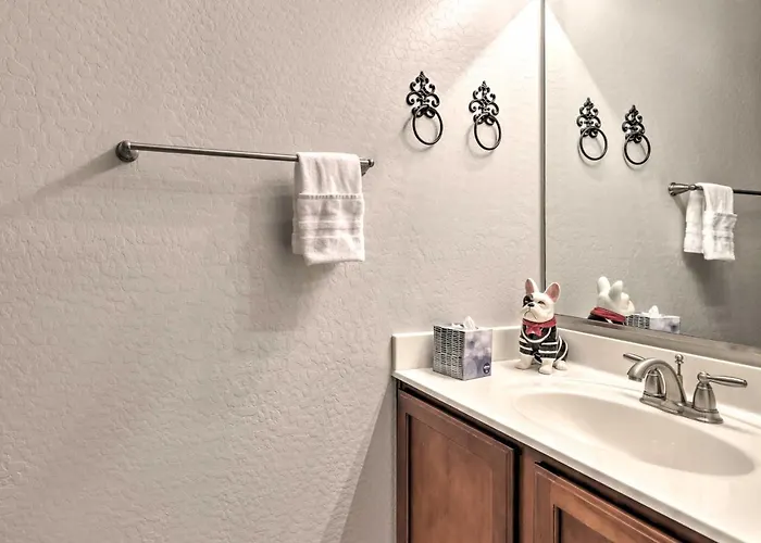 Pool & Patio: Family-friendly Goodyear Home! Liberty