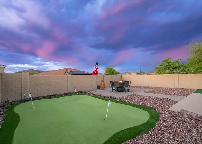 Pool & Patio: Family-friendly Goodyear Home! Holiday home Liberty