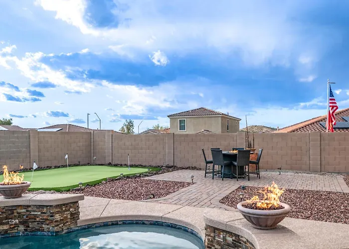Pool & Patio: Family-friendly Goodyear Home! Holiday home *