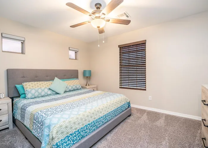 Pool & Patio: Family-friendly Goodyear Home! Holiday home