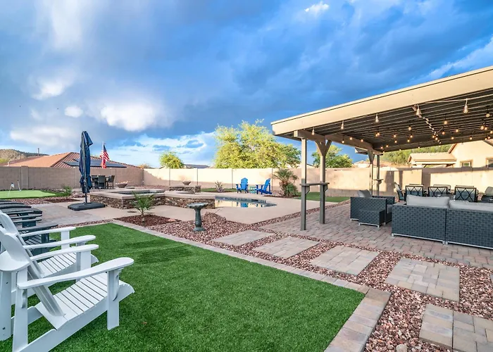 Pool & Patio: Family-friendly Goodyear Home! Holiday home *