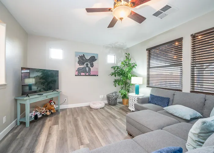 Pool & Patio: Family-friendly Goodyear Home! Liberty