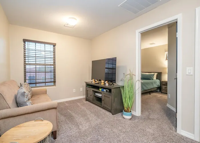 Pool & Patio: Family-friendly Goodyear Home!
