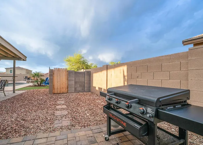 Pool & Patio: Family-friendly Goodyear Home! Holiday home *