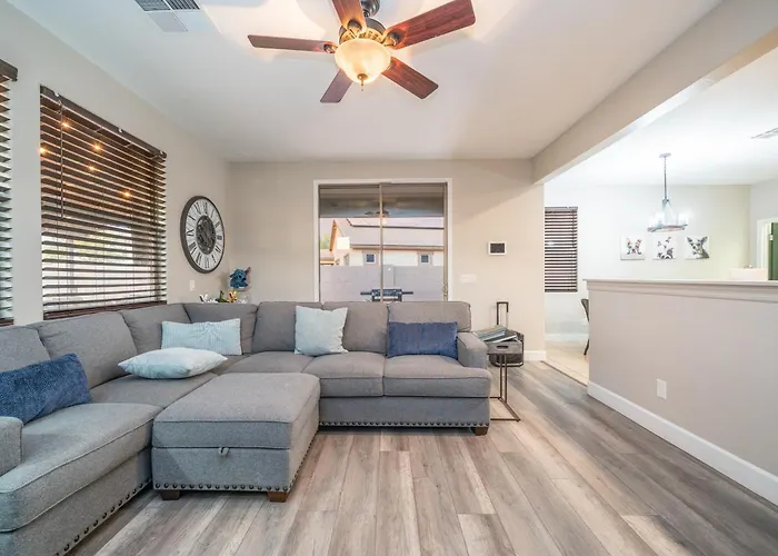 Pool & Patio: Family-friendly Goodyear Home! Holiday home