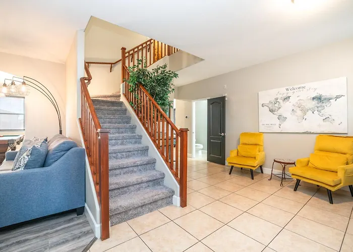 Pool & Patio: Family-friendly Goodyear Home! Holiday home *
