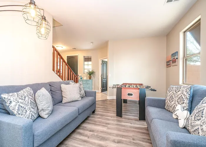 Pool & Patio: Family-friendly Goodyear Home! Holiday home *
